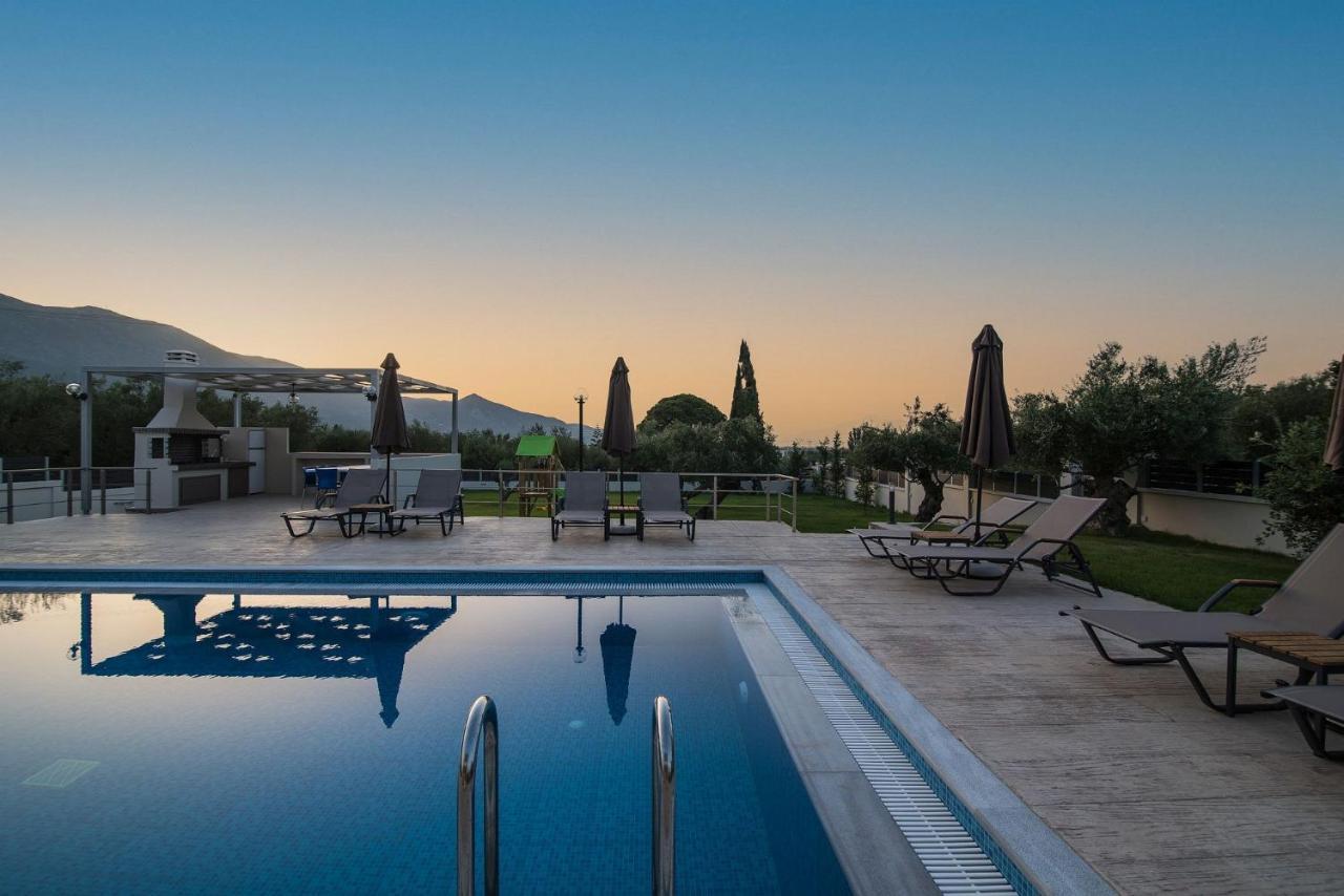 Vila Daisy's Garden - With Private Pool, Ideal For Large Groups, By Zantewize